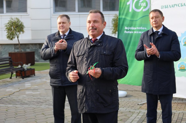 Член Совета Республики В.Ананич вручил ключи от шести автобусов директорам сельских школ