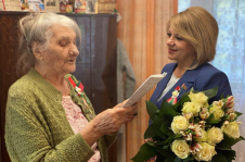 Член Совета Республики Л.Сапего поздравила с наступающим Днем Победы ветерана войны и труда Н.И.Мозалеву