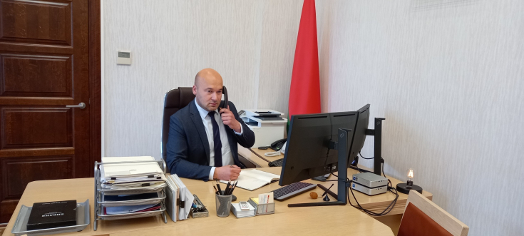 Роман Бродов провел прямую телефонную линию