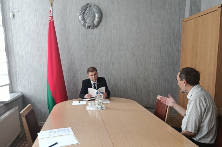 Член Президиума Совета Республики С.Сивец провел личный прием граждан