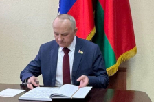 Владислав Татаринович посетил Посольство Боливарианской Республики Венесуэла в Минске и оставил запись в книге соболезнований