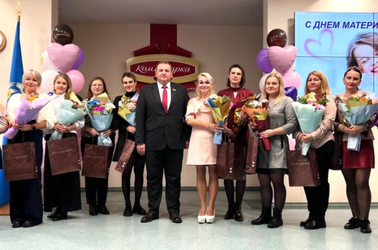 Член Совета Республики С.Анюховский поздравил многодетных матерей СОАО «Коммунарка»