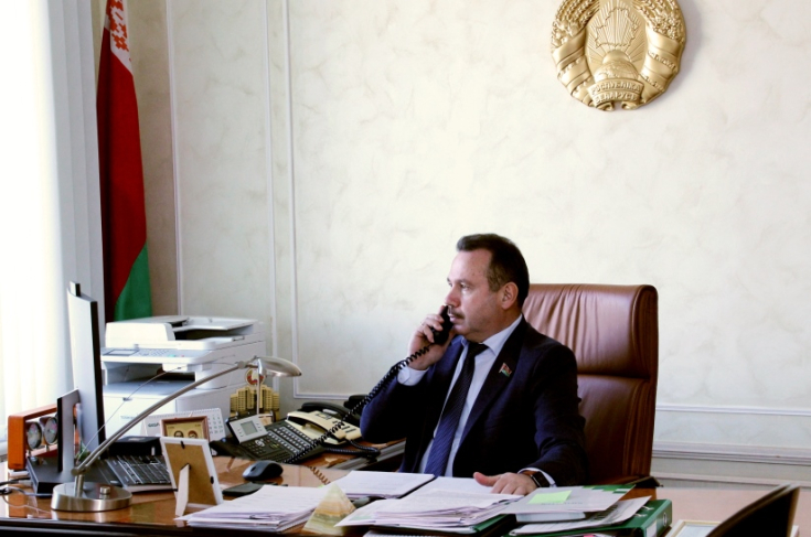 Член Совета Республики В.Ананич провел «прямую телефонную линию»