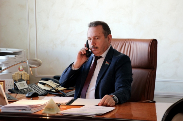 Член Совета Республики В.Ананич
провел «прямую телефонную линию»: диалог с людьми должен быть регулярным 
