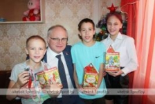 Член Совета Республики Ю.Деркач поздравил детей из многодетных семей