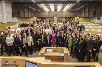 Развитие патриотического культурно-образовательного проекта «Поезд Памяти» обсудили участники первого молодежного военно-патриотического форума во время встречи с председателем Совета Республики Национального собрания Натальей Кочановой