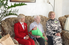 Член Совета Республики К.Пантюхова поздравила ветерана с Днем Победы