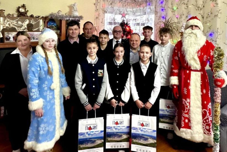 Член Совета Республики Э.Гаврилкович в рамках акции «Наши дети» посетил детский дом семейного типа в г. Микашевичи