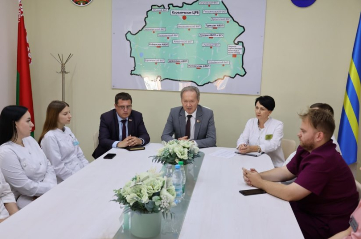 «Трудитесь, учитесь, работайте над своим имиджем, искренне помогая людям». И.Жук встретился с молодыми медиками