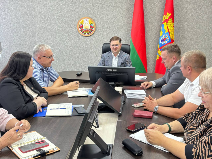 Алексей Васильев встретился с активом Узденского районного Совета депутатов и провел выездной мониторинг уборочной компании в регионе