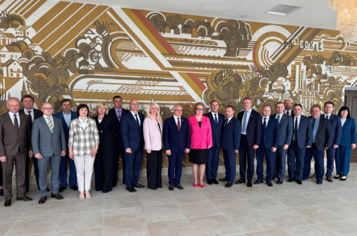 Член Совета Республики А.Сидоров
принял участие в церемонии подписания 
трехстороннего соглашения
