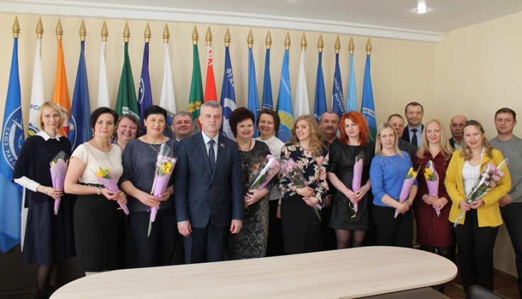 Член Совета Республики Алексей Неверов поздравил женщин с наступающим весенним праздником