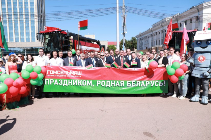 Член Совета Республики Беларусь А.Новиков принял участие в торжественном шествии по случаю Дня Независимости Республики Беларусь