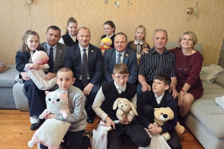 Член Совета Республики Э.Гаврилкович посетил детский дом семейного типа