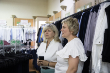 «Важно, чтобы родители не испытывали трудностей в подготовке детей к учебному году». Член Совета Республики Е.Фурс провела мониторинг цен и ассортимента школьной одежды