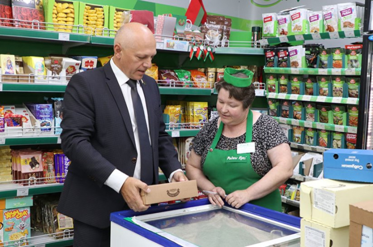 Член Совета Республики А.Жамойда провел мониторинг объектов торговли в Дятловском районе