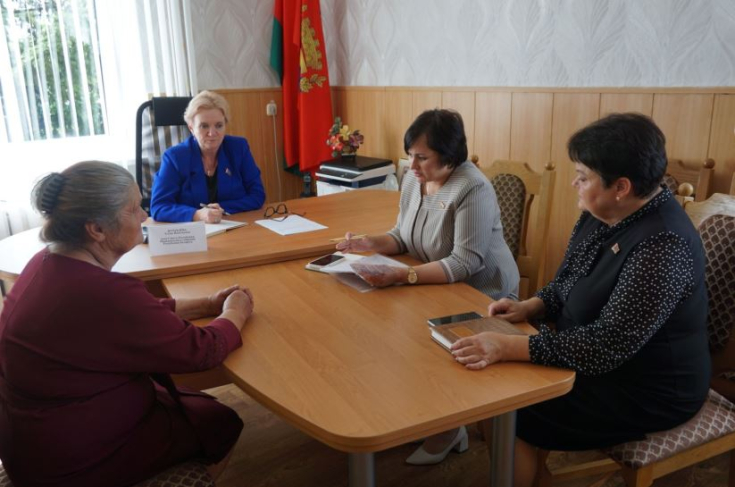 Член Совета Республики Е.Журавлёва провела прямую телефонную линию и личный прием граждан