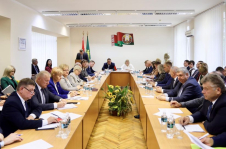 «Молодой ресурс крайне нужен на селе». Павел Ошурик принял участие в заседании Гродненского областного Совета депутатов