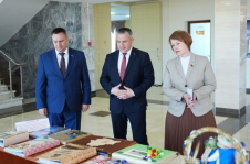 Член Совета Республики Е.Зенкевич посетила выставку работ сельских Советов депутатов
