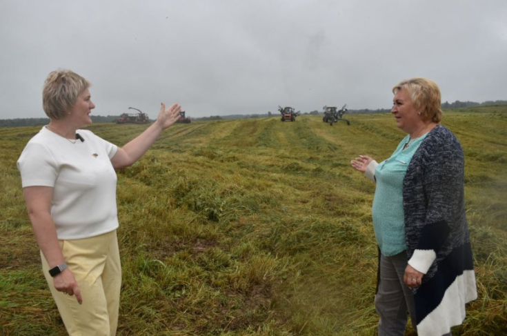 «Механизаторы понимают, что в их руках — продовольственная безопасность страны». Член Совета Республики Е.Фурс оценила ход уборочной кампании в Россонском районе