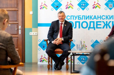 Член Совета Республики О.Романов 
принял участие во встрече со студенческой молодежью
