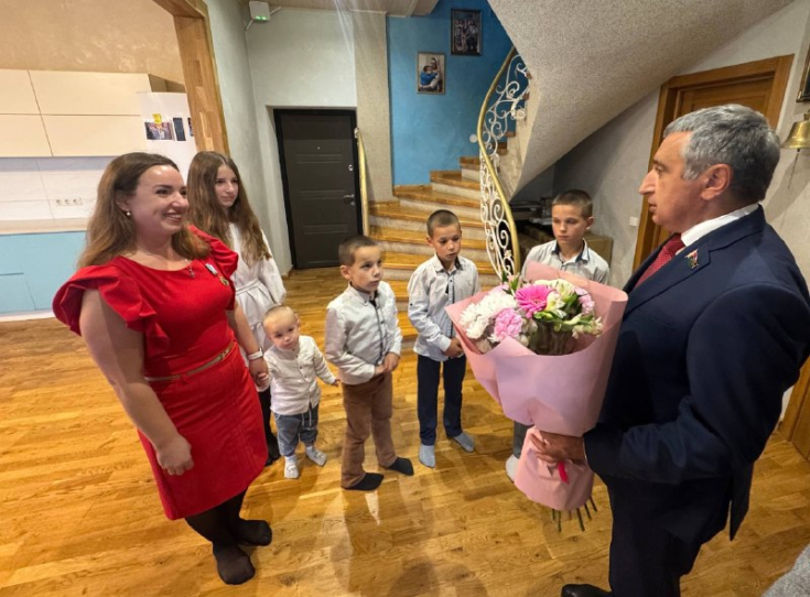 Гарик Барсамян поздравил многодетную маму с Днем матери