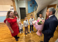 Гарик Барсамян поздравил многодетную маму с Днем матери