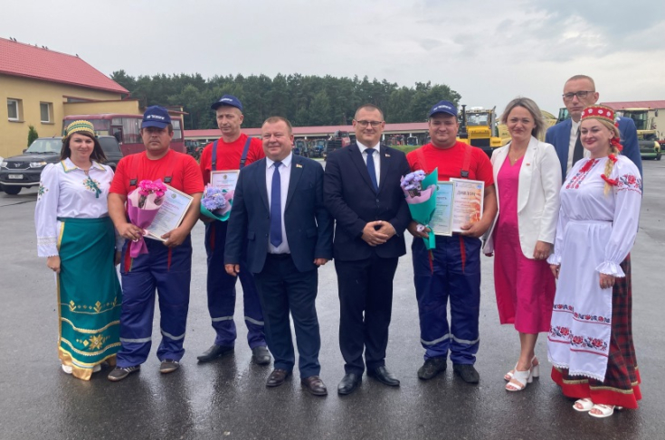 Член Совета Республики Ю.Васильцов принял участие в чествовании хлеборобов