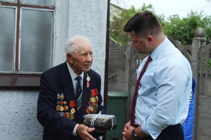 Член Совета Республики А.Лукьянов посетил ветерана Великой Отечественной войны Светкина П.М.