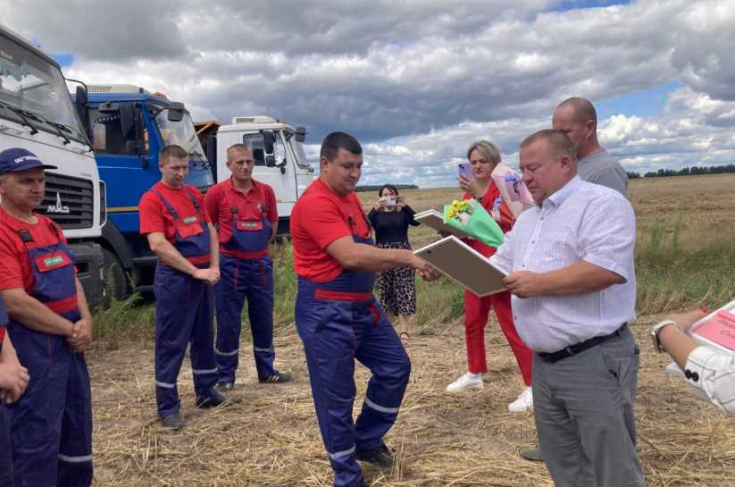 Член Совета Республики Ю.Васильцов чествовал хлеборобов Рогачевщины