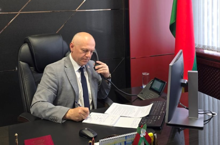 А.Жамойда провел прямую телефонную линию по вопросам семейной политики и совершенствования законодательства в сфере брака и семьи.