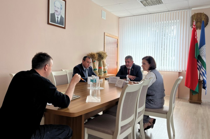 Член Совета Республики Беларусь А.Новиков провел выездной прием граждан в городском поселке Лоев Гомельской области