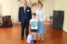 Член Совета Республики Е.Зенкевич присоединилась к благотворительной акции «Соберем портфель первокласснику»