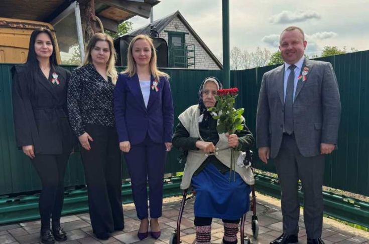 Член Совета Республики А.Пищ посетил ветеранов Великой Отечественной войны