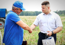 Александр Лукьянов в ходе рабочей поездки в Чаусский район поздравил лидера на уборке зерновых