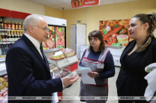 Член Совета Республики Ю.Деркач провел мониторинг цен в торговых объектах Городокского района
