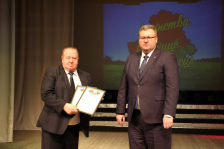 Член Совета Республики В.Хроленко занесен на Доску почета Пинского района