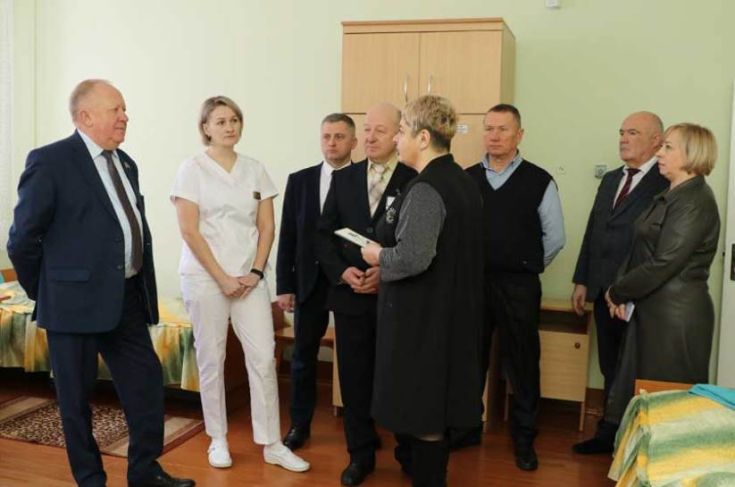Член Совета Республики В.Лискович посетил социальные учреждения Дятловщины в рамках акции «От всей души»