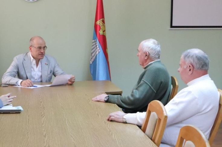 
Член Совета Республики В.Байко провел личный прием граждан и прямую телефонную линию
