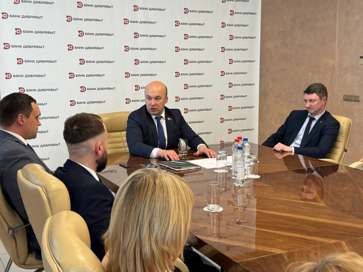 Председатель Постоянной комиссии Совета Республики по экономике, бюджету и финансам Роман Бродов в рамках Единого дня информирования посетил ОАО «Банк Дабрабыт»