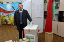 Член Совета Республики В.Ананич принял участие в голосовании за депутатов всех уровней