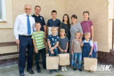 Член Совета Республики В.Байко принял участие в благотворительной акции «Соберем детей в школу»