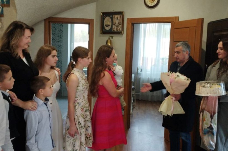 Член Совета Республики Г.Барсамян поздравил многодетную семью