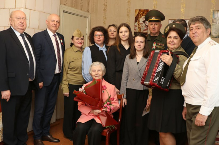 Член Совета Республики А.Жамойда поздравил с наступающим праздником бывших малолетних узников фашистских концлагерей