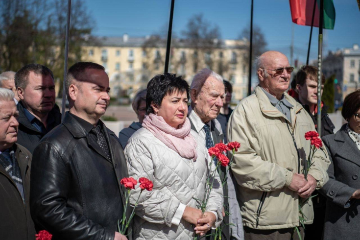 Алла Смоляк возложила цветы к памятнику В.И.Ленину в Гомеле