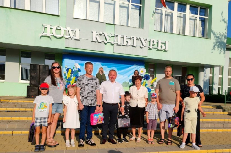 Член Совета Республики А.Пищ принял участие в благотворительной акции «Соберем портфель первокласснику»