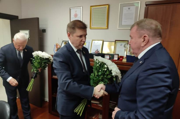 Сергей Сивец посетил Почетное консульство Королевства Таиланд в Минске и оставил запись в книге соболезнований.