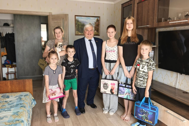 Андрей Кривоносов посетил многодетную семью в рамках акции "Соберем детей в школу"