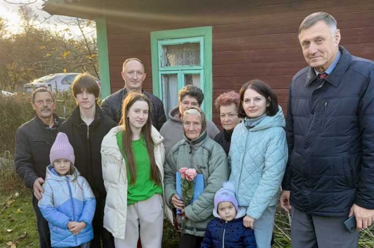 Член Совета Республики А.Шолтанюк поздравил с 90-летием жительницу деревни Чижевщина