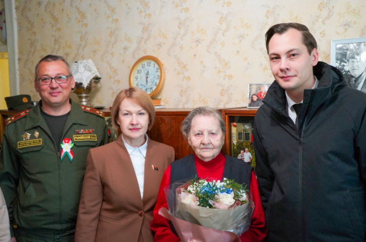 Член Совета Республики Е.Зенкевич поздравила с 80-летием Великой Победы ветерана Великой Отечественной войны